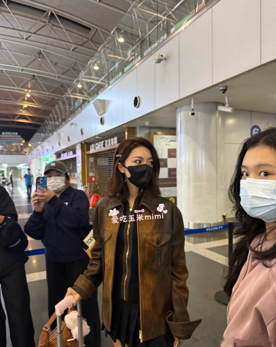 赵今麦出发巴黎时装周，姐感好重这套 Look[憧憬][憧憬] ​​​