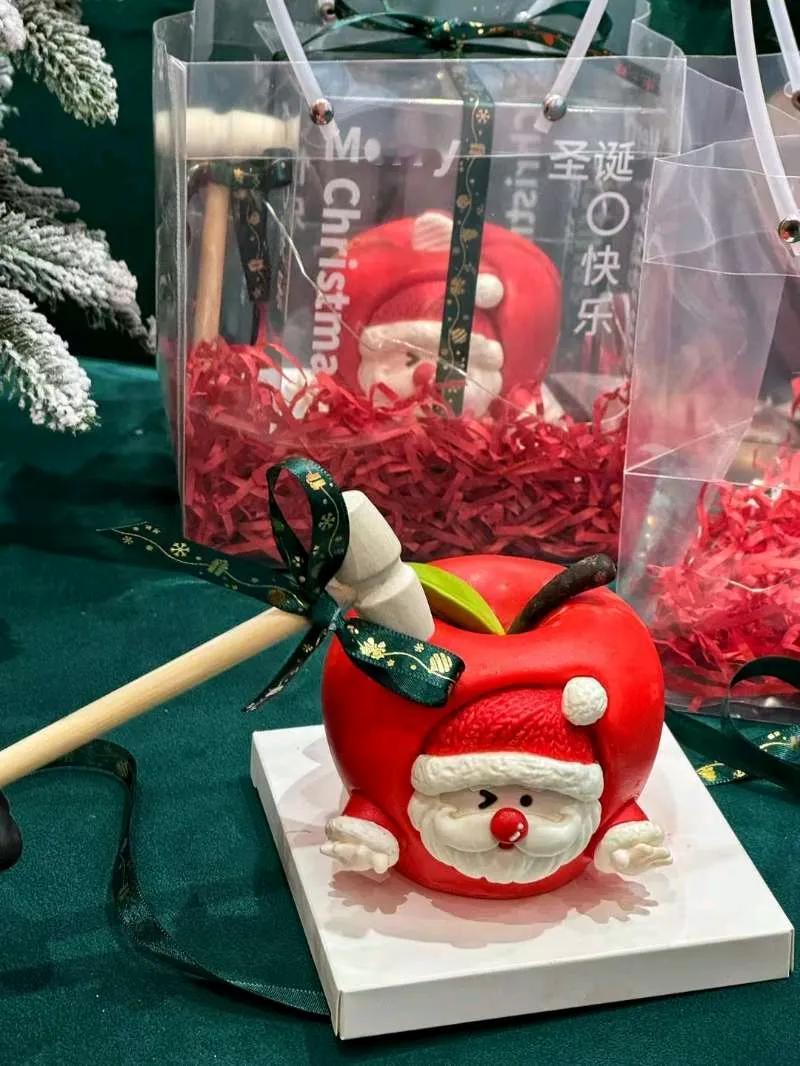 《别样的平安夜》
 
平安夜，这个满含温馨与浪漫的日子，我早早便计划好了要和老婆