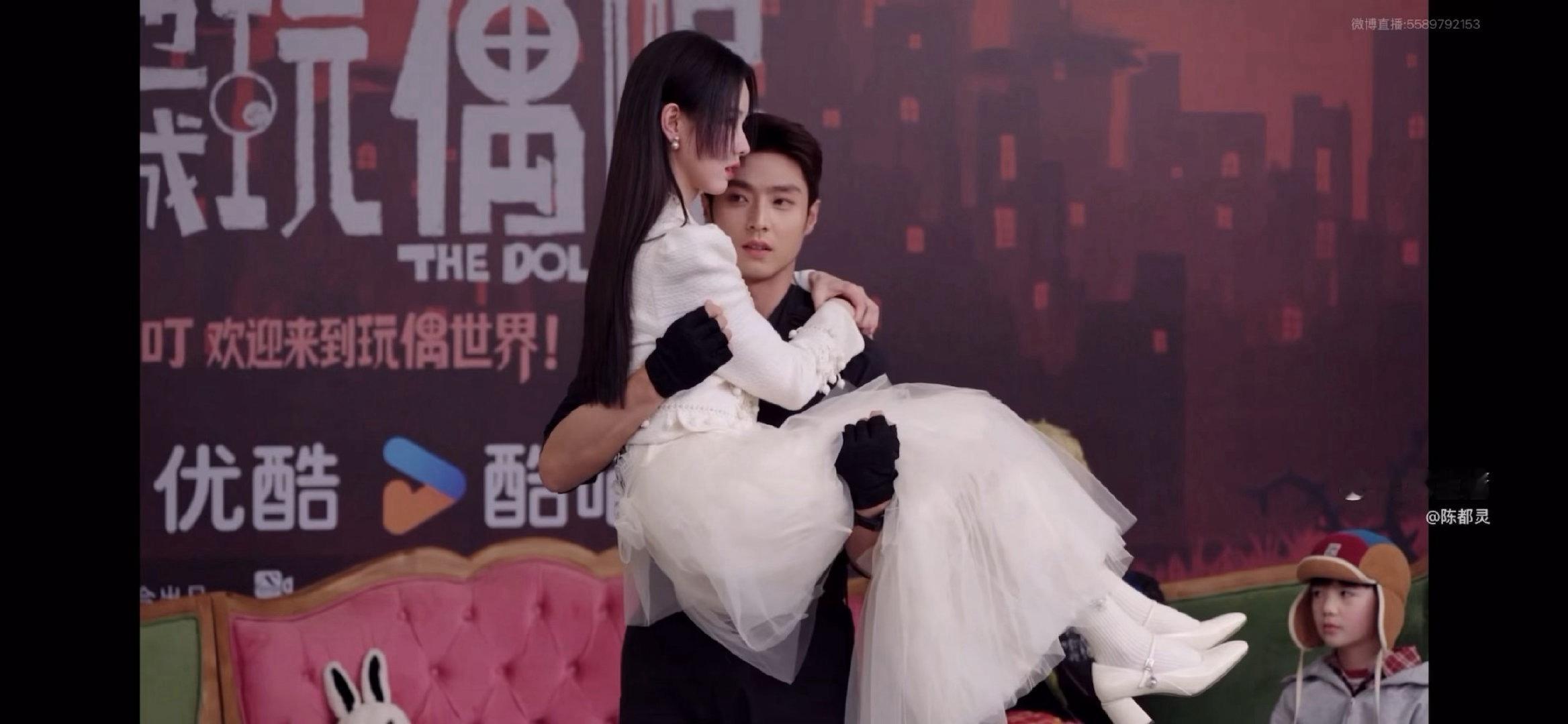 陈靖可臂力陈靖可公主抱陈都灵+连续蹲起稳如泰山，这男友力我太喜欢了！陈都灵被陈靖