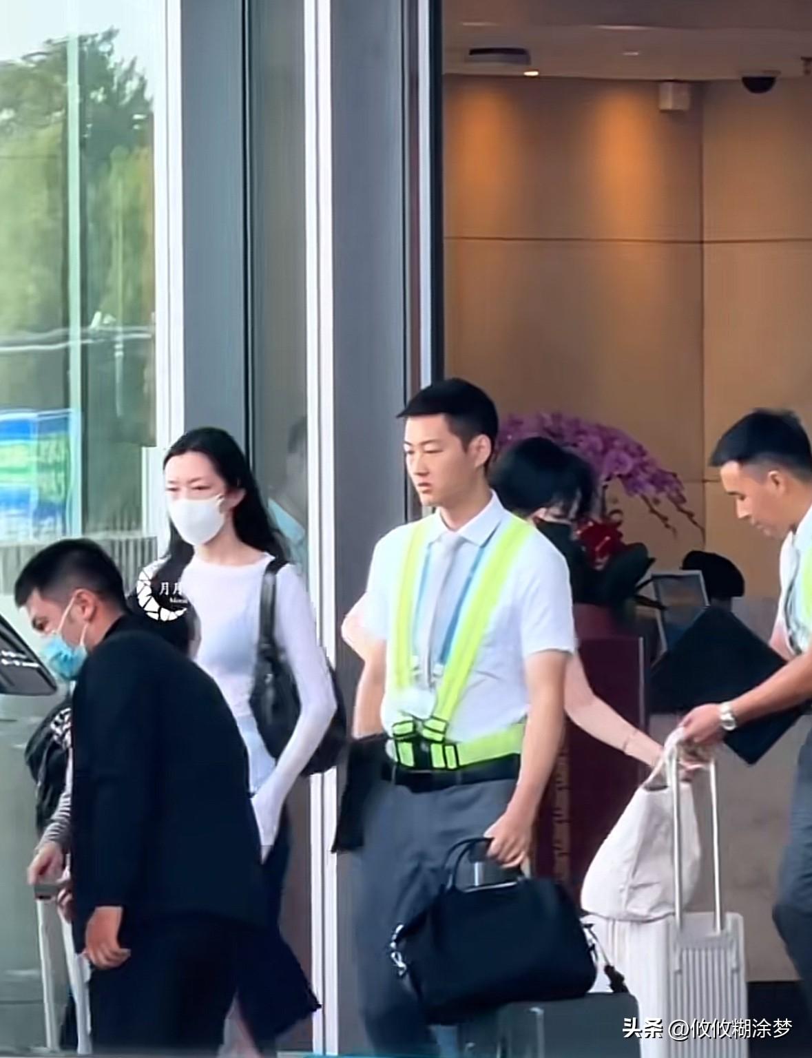 王菲带李嫣云南旅游回北京了，
被粉丝拍到，
北京酒店路人偶遇的随手抓拍，
恰好捕