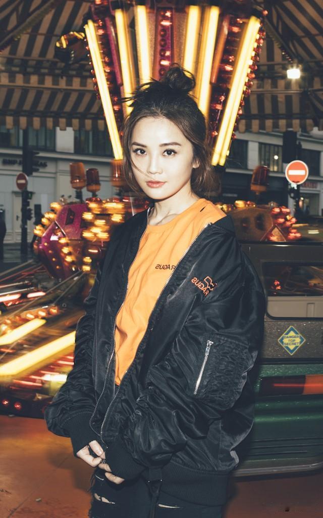 阿sa问宋小宝：“宝哥，你几年的。”宋小宝：“81的。”话音刚落，一旁的阿娇瞬间