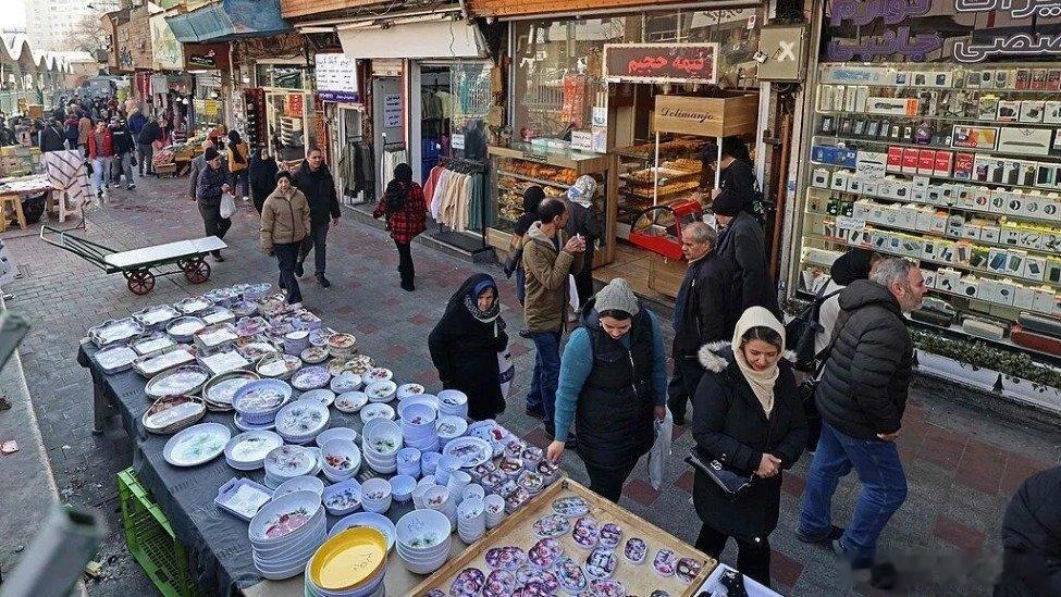 凤凰新闻【最危险的时候，现场直击德黑兰街头】这几天，笔者连续行走在伊朗首都德黑兰