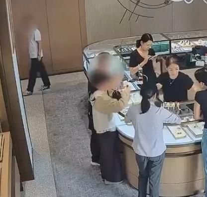 夫妻花67.3万买劳力士店员报警为什么"买两块劳力士寄出去"能骗走67.3万？因