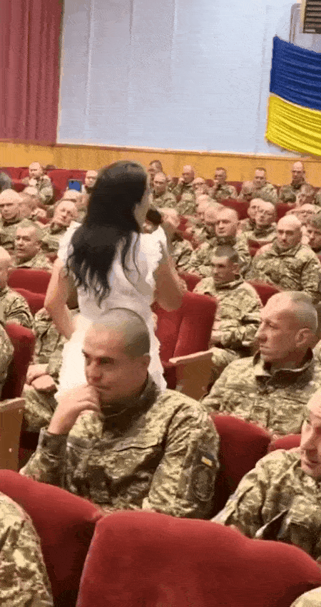 乌克兰举办音乐会慰问前线士兵，注意看这些士兵的表情以及年龄，就知道目前乌军的大致