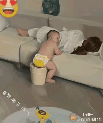 惊呆所有人:“尿都把不住的年龄，却把住了孝道!

刚会走路的宝宝，还穿着尿不湿，