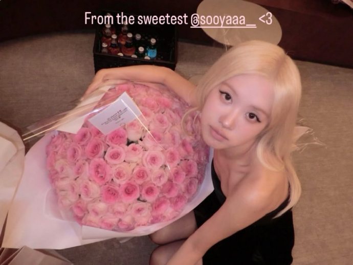 金智秀送了朴彩英粉玫瑰 金智秀送了朴彩英粉玫瑰！姐俩儿关系真好~ 