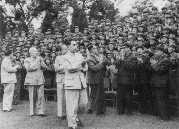 中共中央领导人周恩来、朱德、董必武、聂荣臻等同志接见工程兵第一届党代会全体代表。