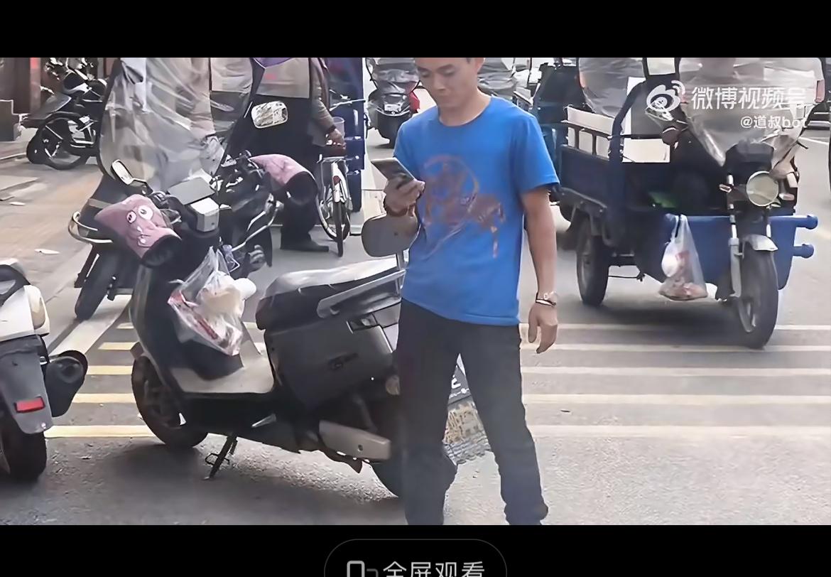 这个骑电瓶车的女人太倒霉了，在学校路口被撞，直接进了 ICU。 开车的司机是个失