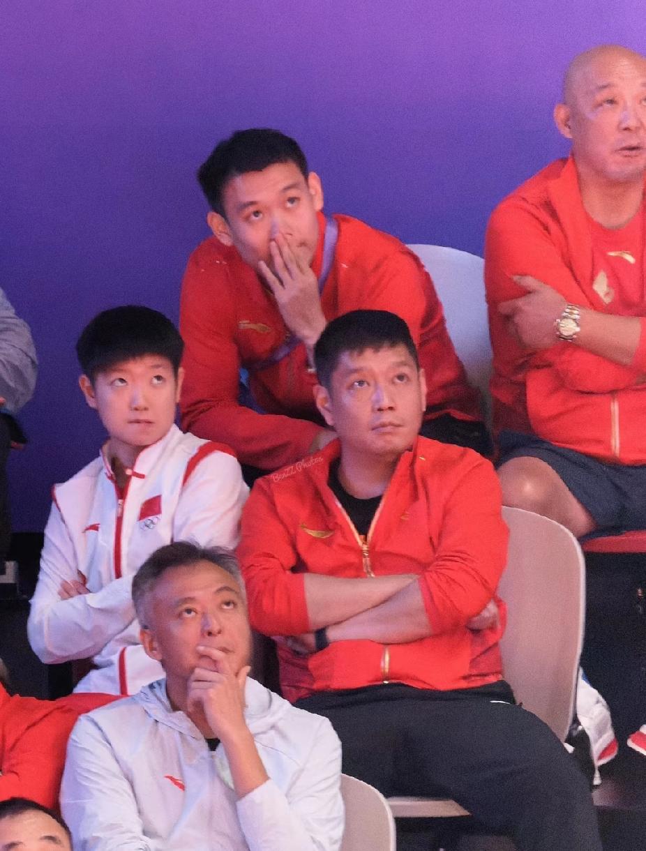 刷到即赚到！国乒顶配天团+师徒神同步同框，这图太珍贵了🔥
 
随手刷到的旧照直