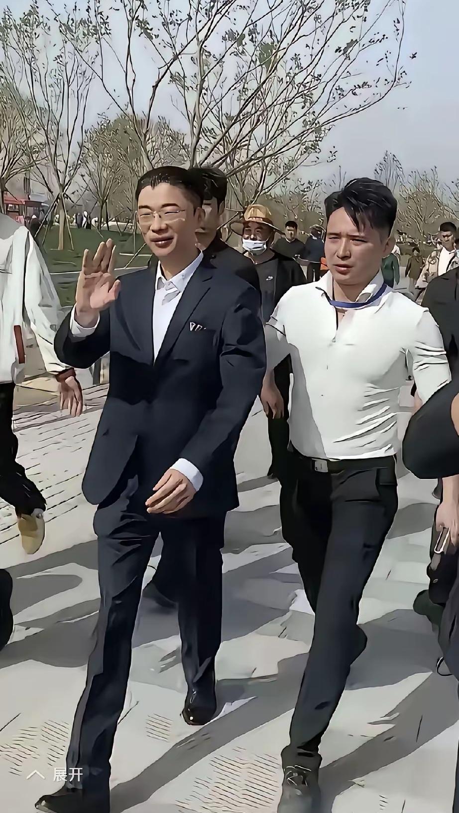 网络真是具有魔性，想让谁红谁就能红。在这个“制造网红”的时代，我不禁在想，大多数
