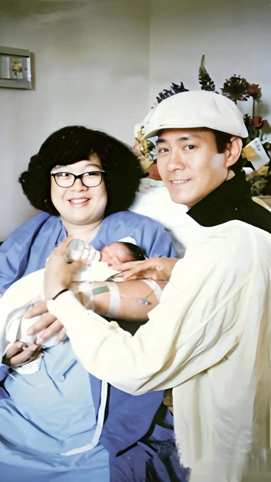 1987年5月沈殿霞诞下女儿郑欣宜，郑少秋正在给小欣宜喂奶粉，沈殿霞刚打完点滴，