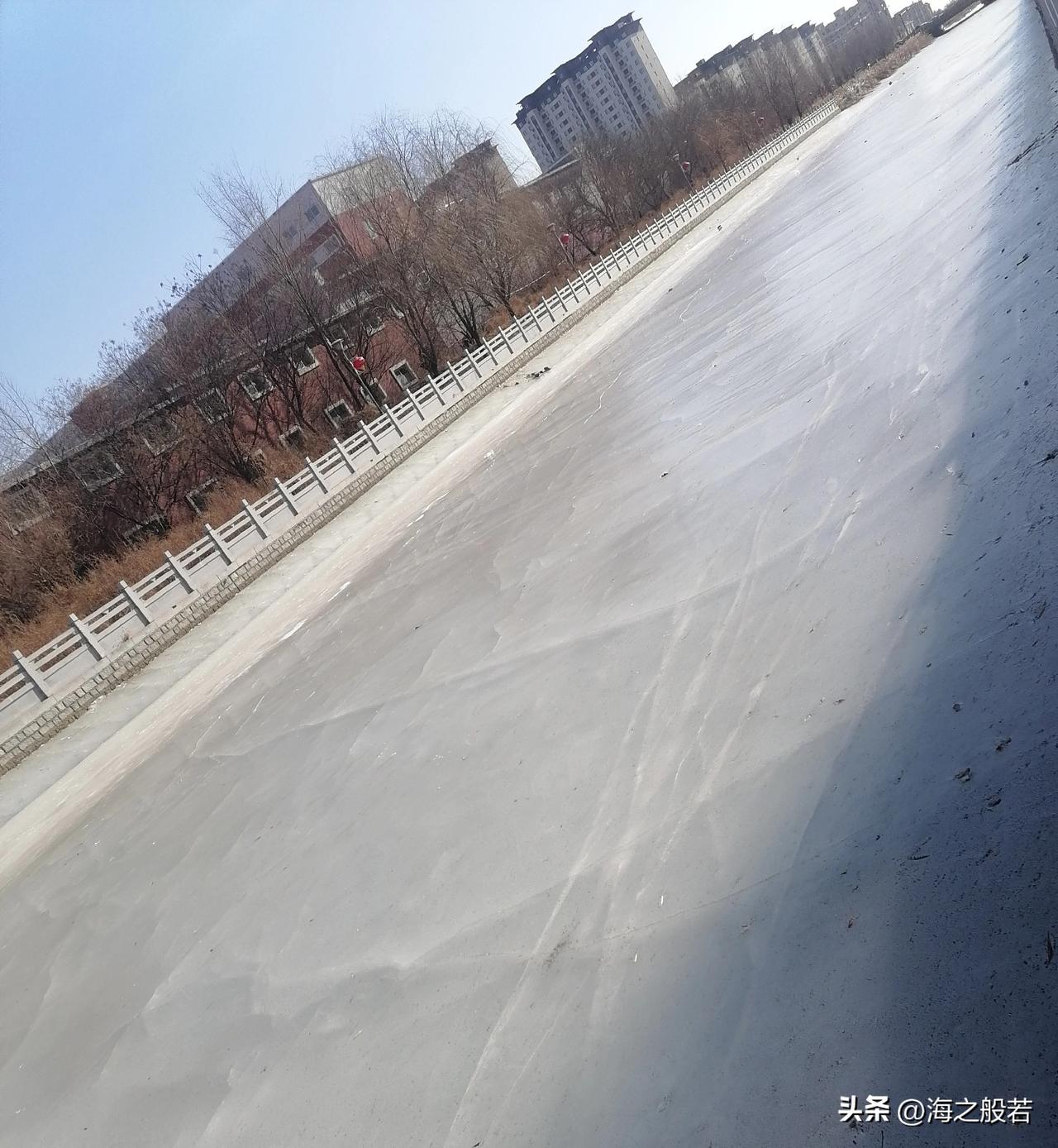 怎么形容东北的冷呢，刚刚出门买韭菜，冻得我实在想不起什么好词形容了。

我酝酿一