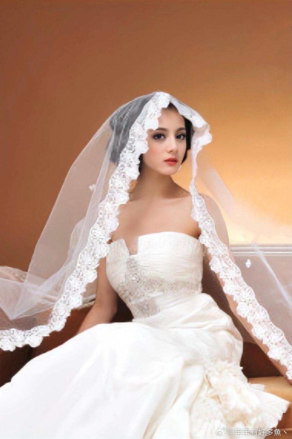 15岁的迪丽热巴拍的婚纱大片，到现在都秒了多少人啊！ 