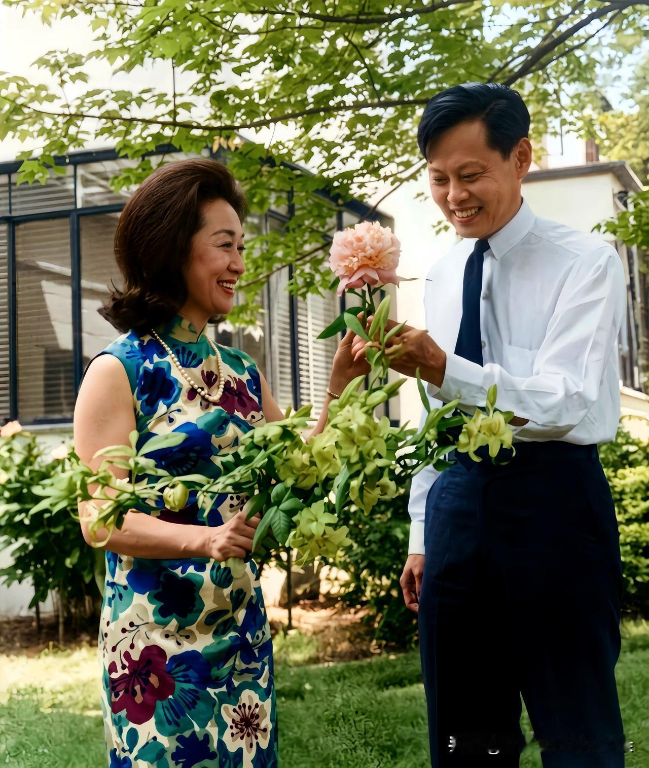 这是1966年夏天杨振宁先生和他的夫人杜致礼在美国普林斯顿住宅留下的一张老照片，