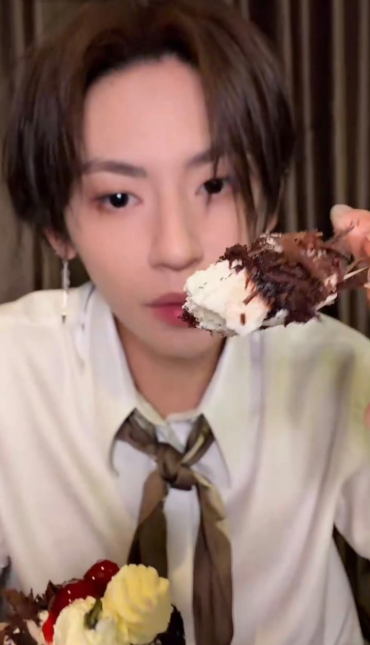 小鬼出道八周年直播八周年直播的温馨藏在每个互动里，和粉丝分蛋糕的喜悦，说脏辫耗时