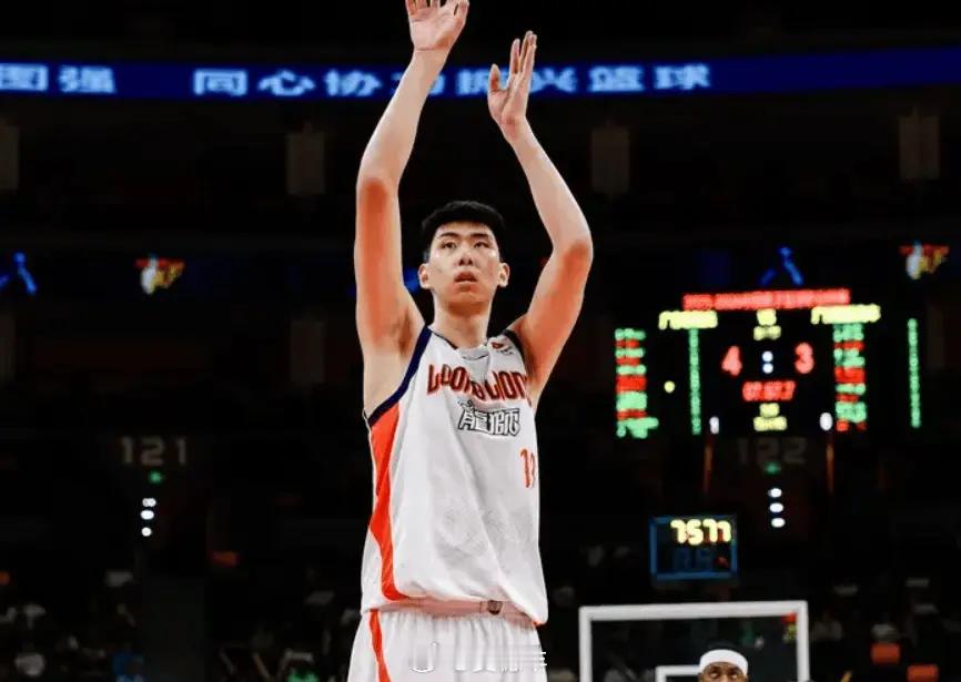 徐昕全场8投5中，轰下13分11篮板3助攻3封盖，统治内线。广东男篮vs龙狮男篮