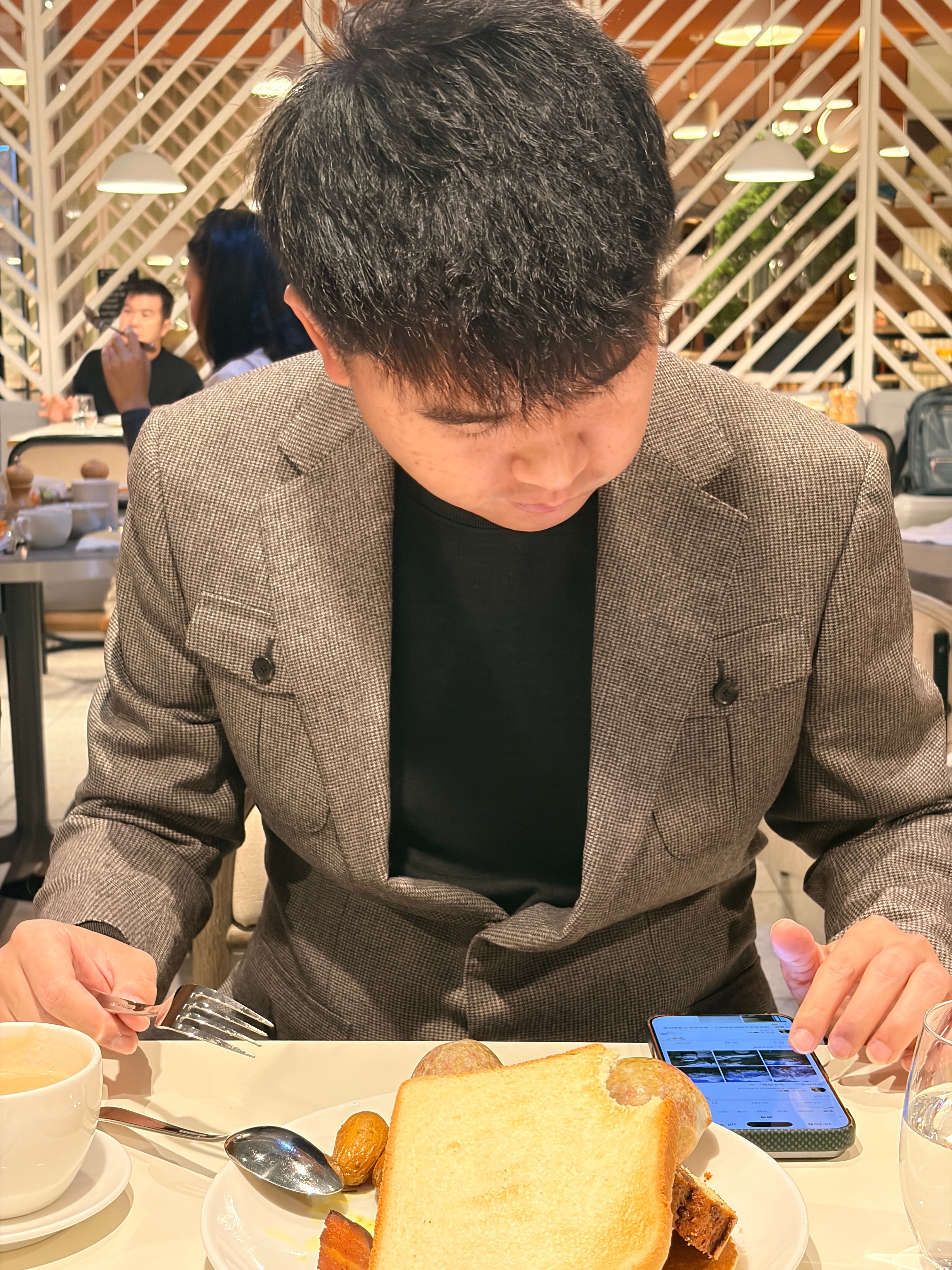 兄弟来巴黎了，拿出了他最时尚的战衣。  ​​​