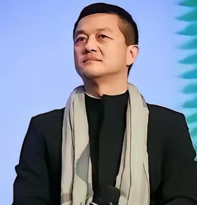 李亚鹏的债，可能要清了！
1990年李亚鹏陪女友考中戏，自己意外考上，文化分51