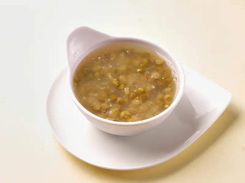 你家的绿豆汤有什么独家配方? 我家绿豆汤可有不少独家配方。针对心烦失眠，我会用绿