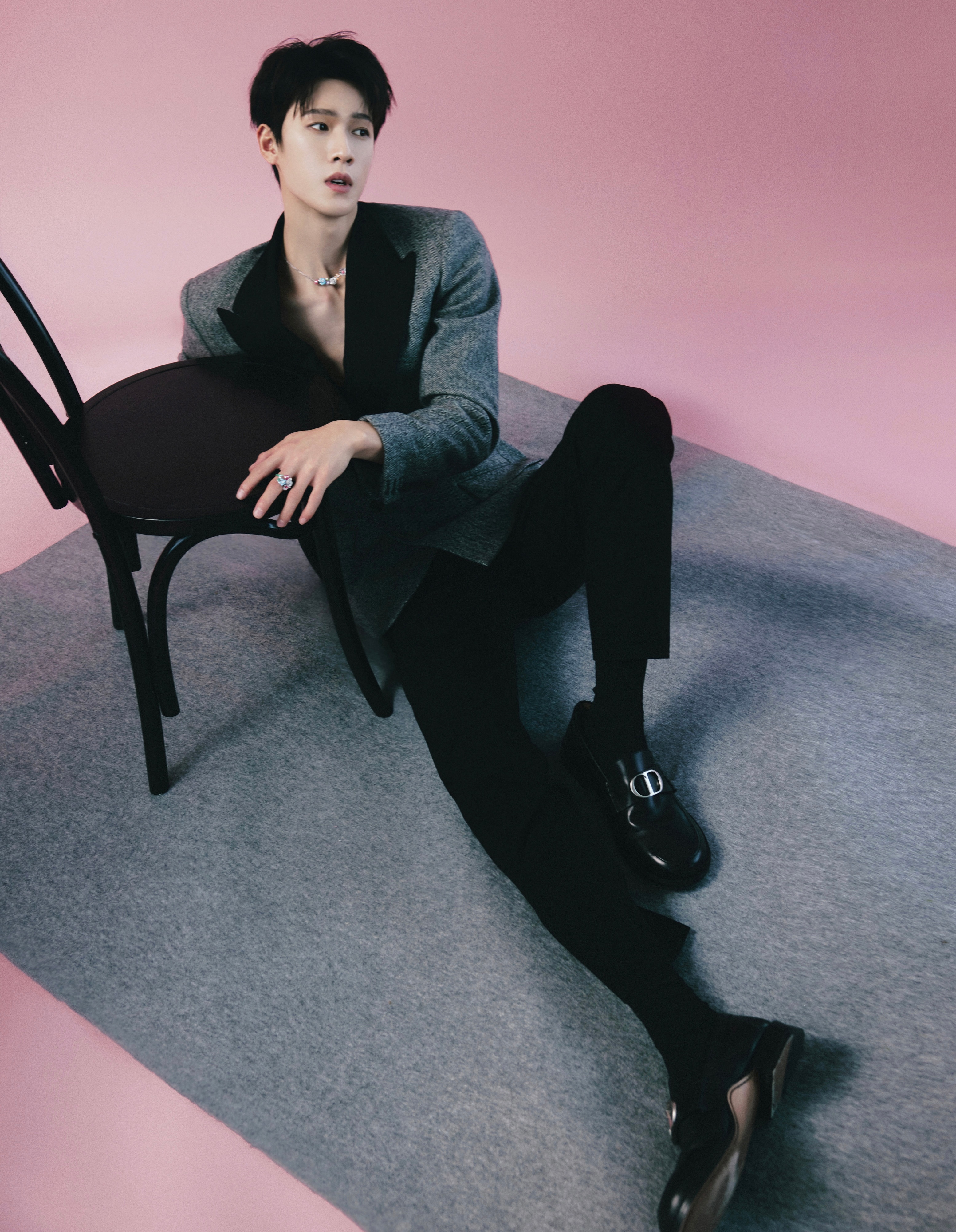 品牌大使李昀锐出席北京迪奥之家开幕盛典造型图集，身着Dior 2026春夏系列男