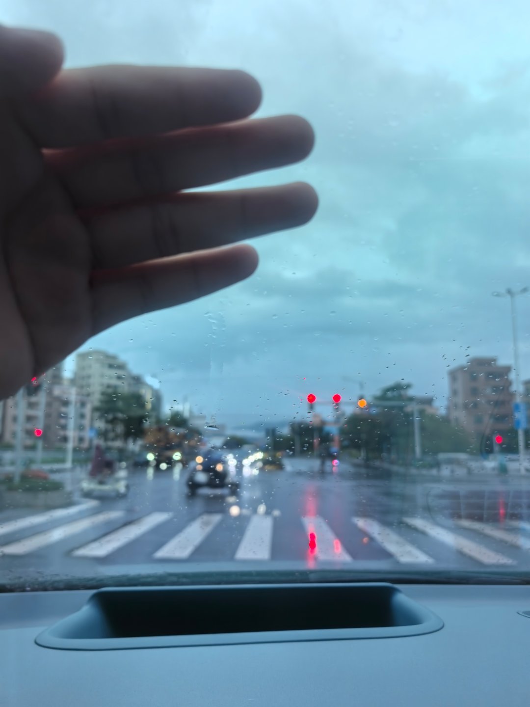 建议汽车品牌增加一个逻辑检测到正在下雨，自动驻车一段时间后启动，自动触发雨刮刮一