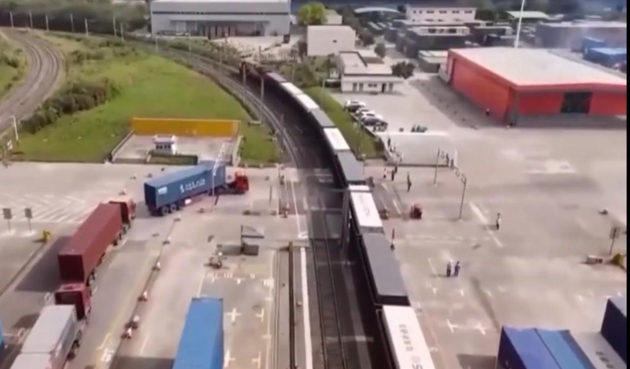 2025年重庆经西部陆海新通道运输的货物实现箱量、货值双增长。画面中，重庆的物流