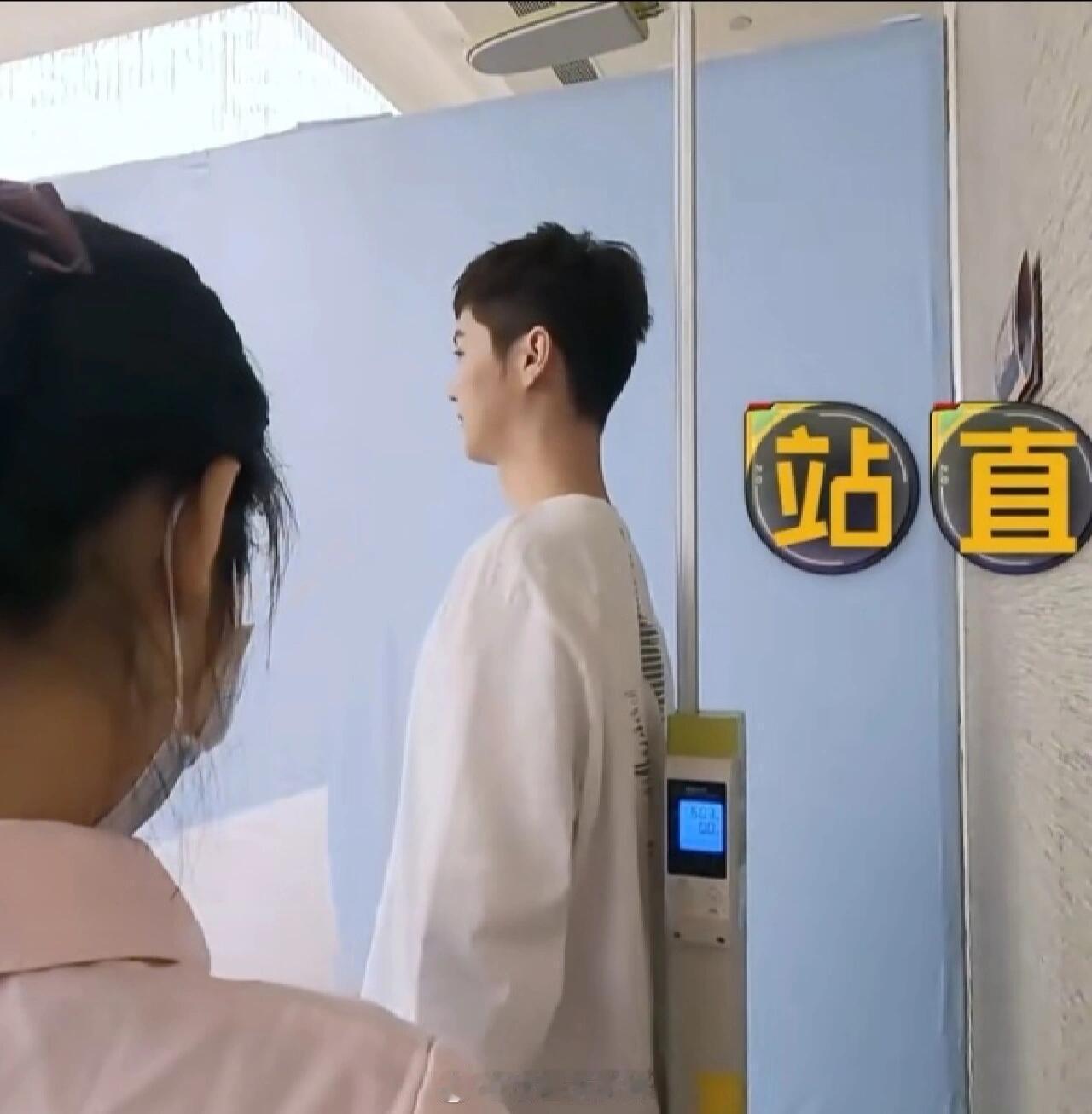 鹿晗被五哈导演一句话惹怒鹿晗李乃文不到180鹿晗之前在节目里就量过啦～176