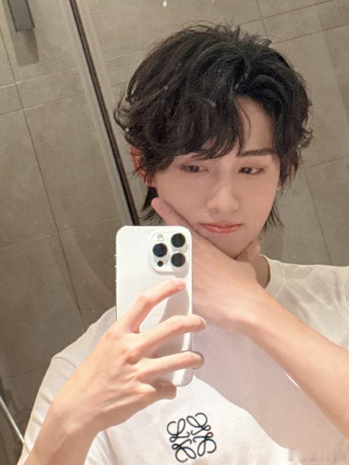 #威神V生日自拍照##威神V今天是生日快乐#威神 V 的生日自拍照散发着时尚与潮