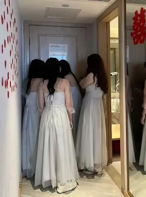 这就叫自作自受！天价堵门红包逼走新郎，好好的婚礼当场泡汤
 
接亲本是一场热闹又