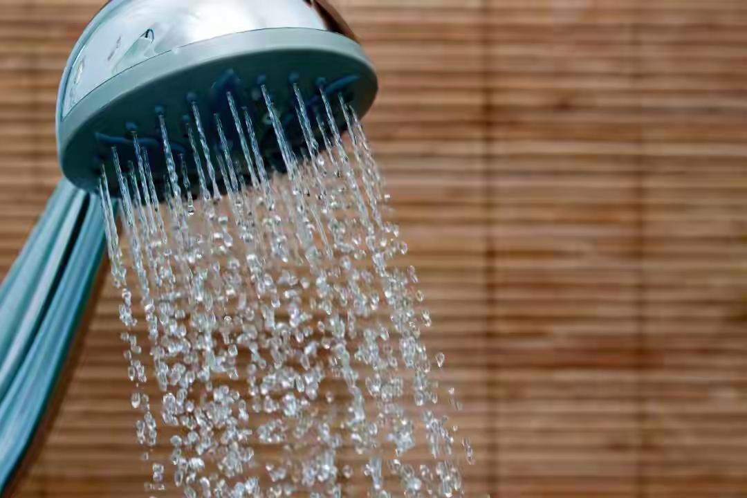 随着天气逐渐转凉，许多人开始减少洗澡的频率。这种现象在一些地区尤为明显，背后隐藏