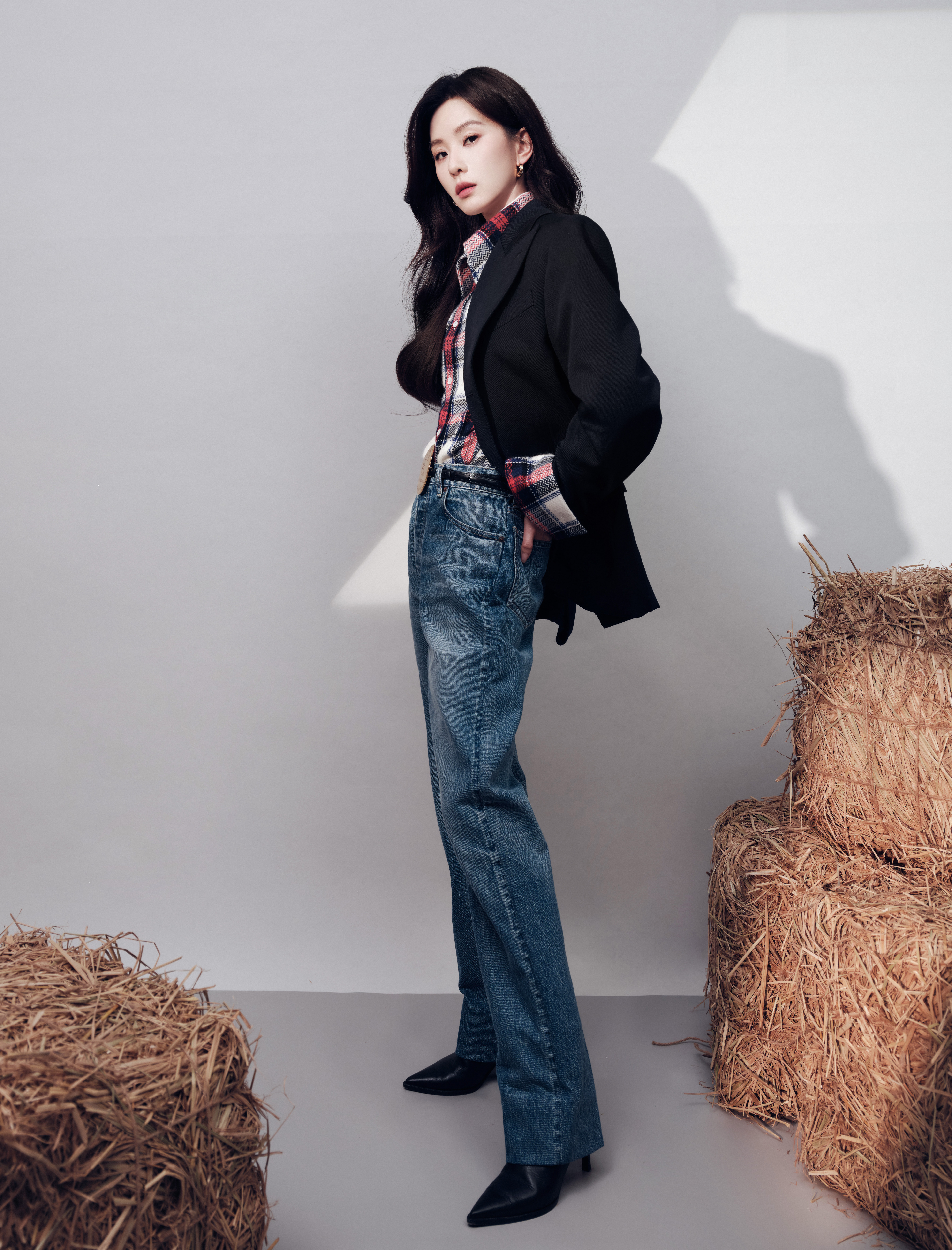  冬日光影铺陈新章，利落简约与优雅风情共生，留下一帧帧属于都市的从容定格。