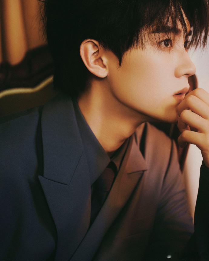 周翊然昨天是男大今天是熟男 从桃花坞里的毛线帽男大到今天的黑色西装熟男，周翊然的