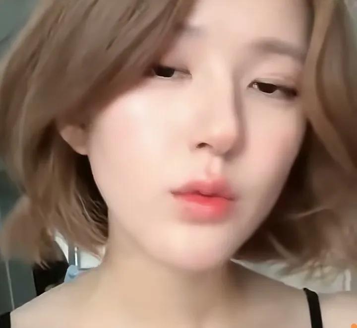 赵露思，这招太狠了。
老东家银河酷娱在她生病时，不仅不关心，而且还从赵露思工作室