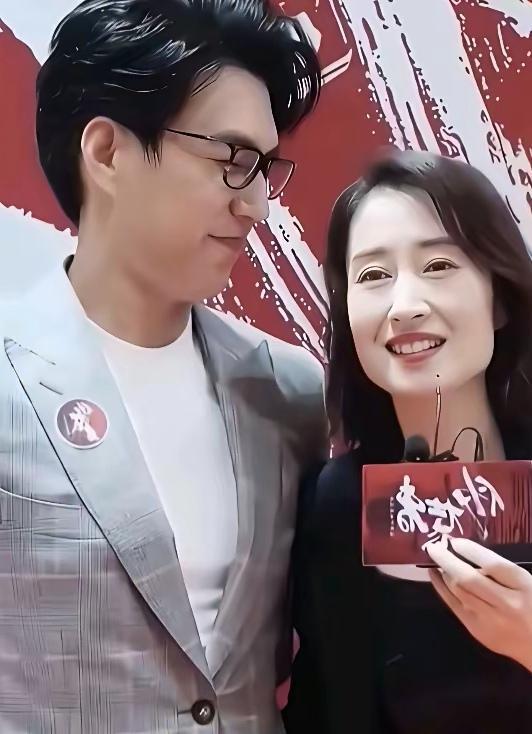 靳东与刘敏涛像双胞胎姐弟！他俩脸型相似，都是同一年出生的，刘敏涛比靳东大11个月