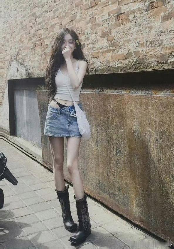 吴宣仪似乎对这种内裤外露的穿搭风格情有独钟？ 