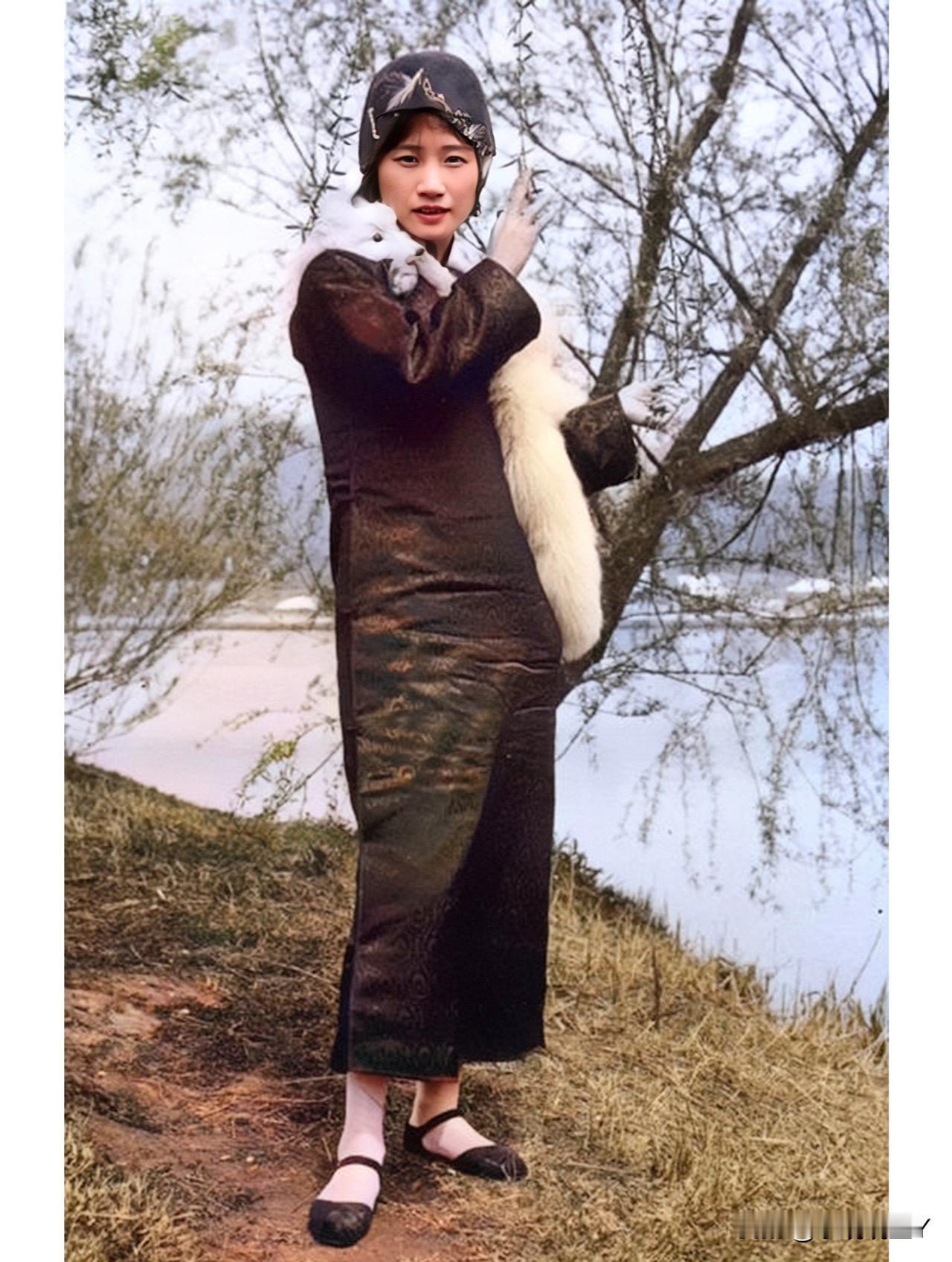 一九三零年，徐志摩的妻子陆小曼外出游玩并在湖边留影，这绝非演戏，也不是影视剧里的