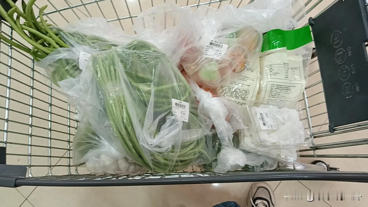 台风过后，
开始天晴了，
凉快了几天，
又开始热了。