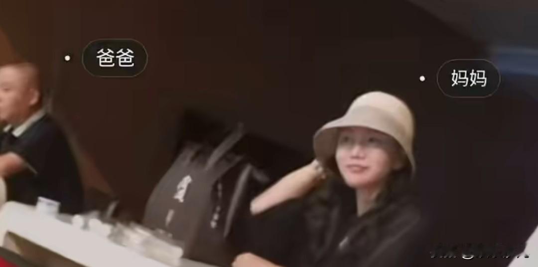 王俊凯的爸爸妈妈也来了


王俊凯演唱会，爸爸妈妈也来为儿子捧场，妈妈挺年轻的，