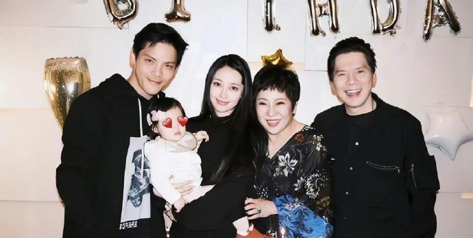 向佐全家与与李连杰践行社会责任，300万港币捐赠香港紧急救援与物资补给。爱心暖人