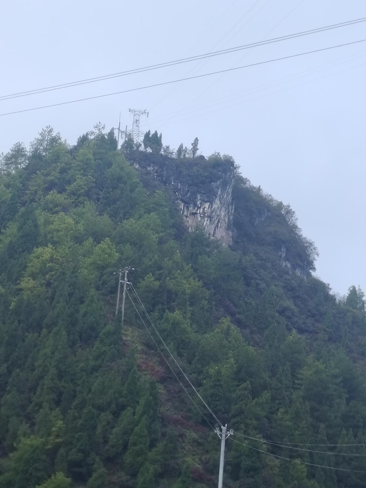 黔东南大山深处，绝对天然大氧吧！空气清晰，青山绿水，高压线顺山而走，如今的苗族侗