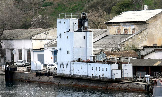 烽火问鼎计划每天认识一件兵器 由退役的613型潜艇改造而成的浮动发电站 