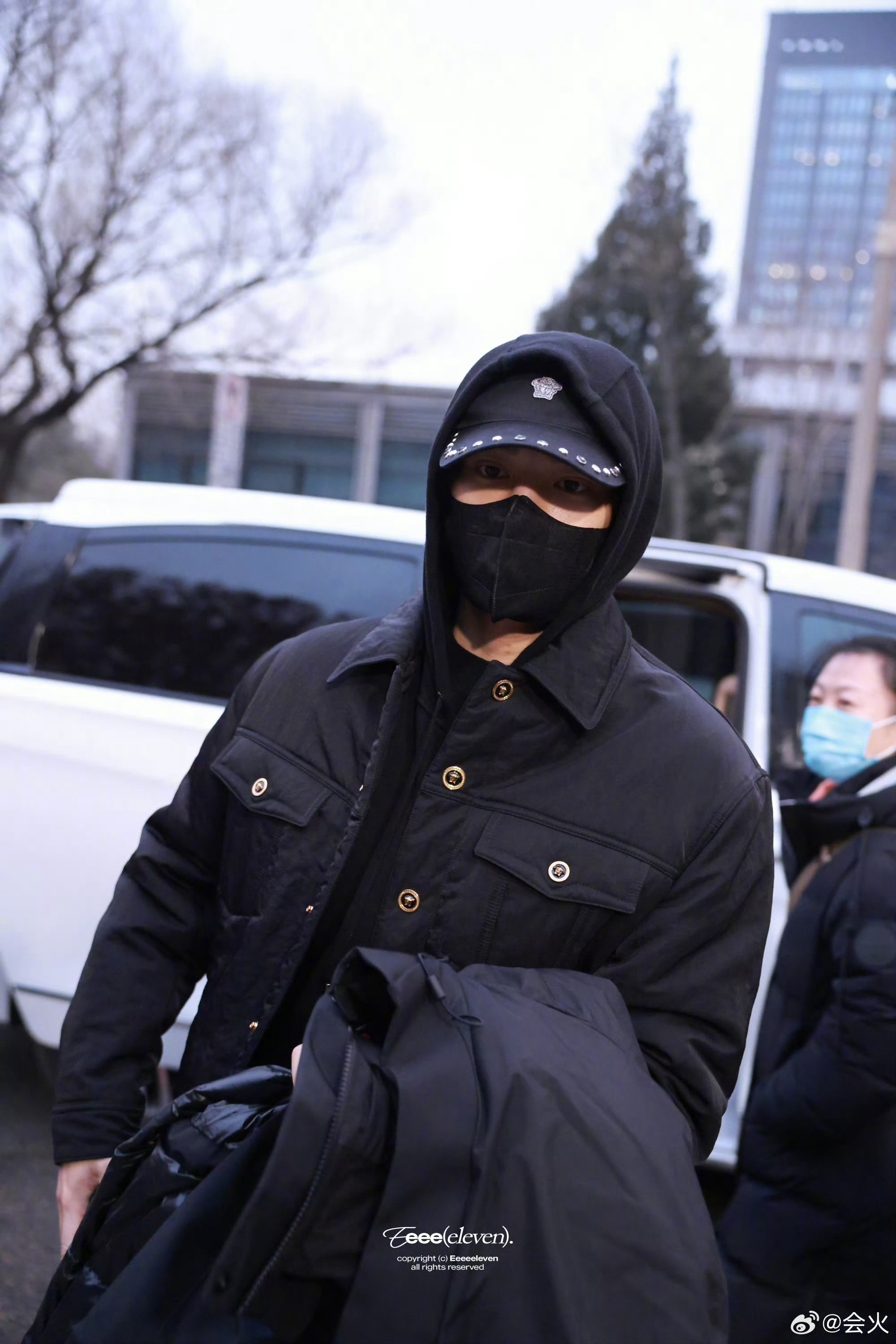 丁禹兮现身央视丁禹兮身穿全黑色羽绒服低调亮相央视春晚彩排。 