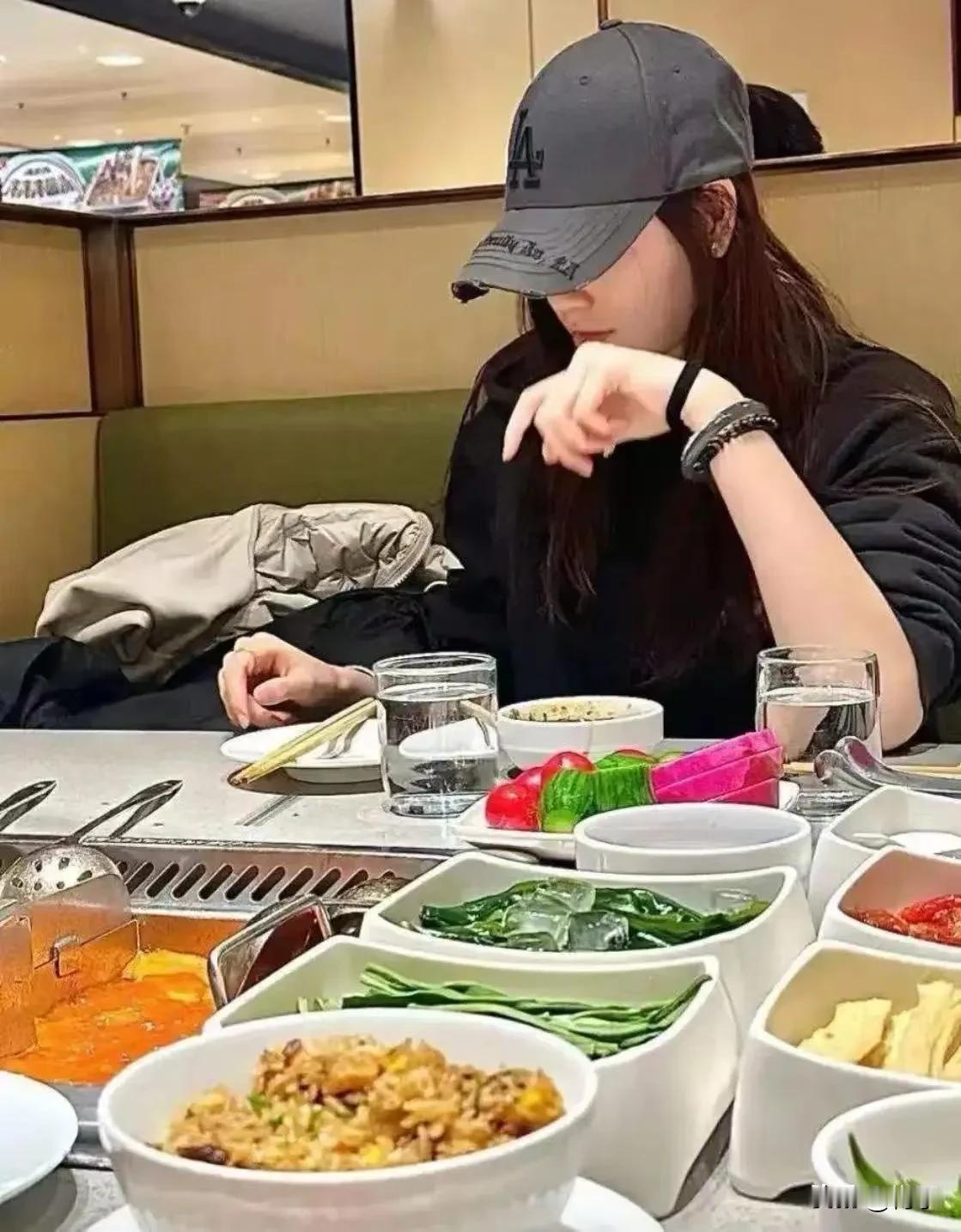 一顿火锅撕开家庭现实，看得人心里发凉
 
刷到这件家庭纠纷，实在让人心里堵得慌。