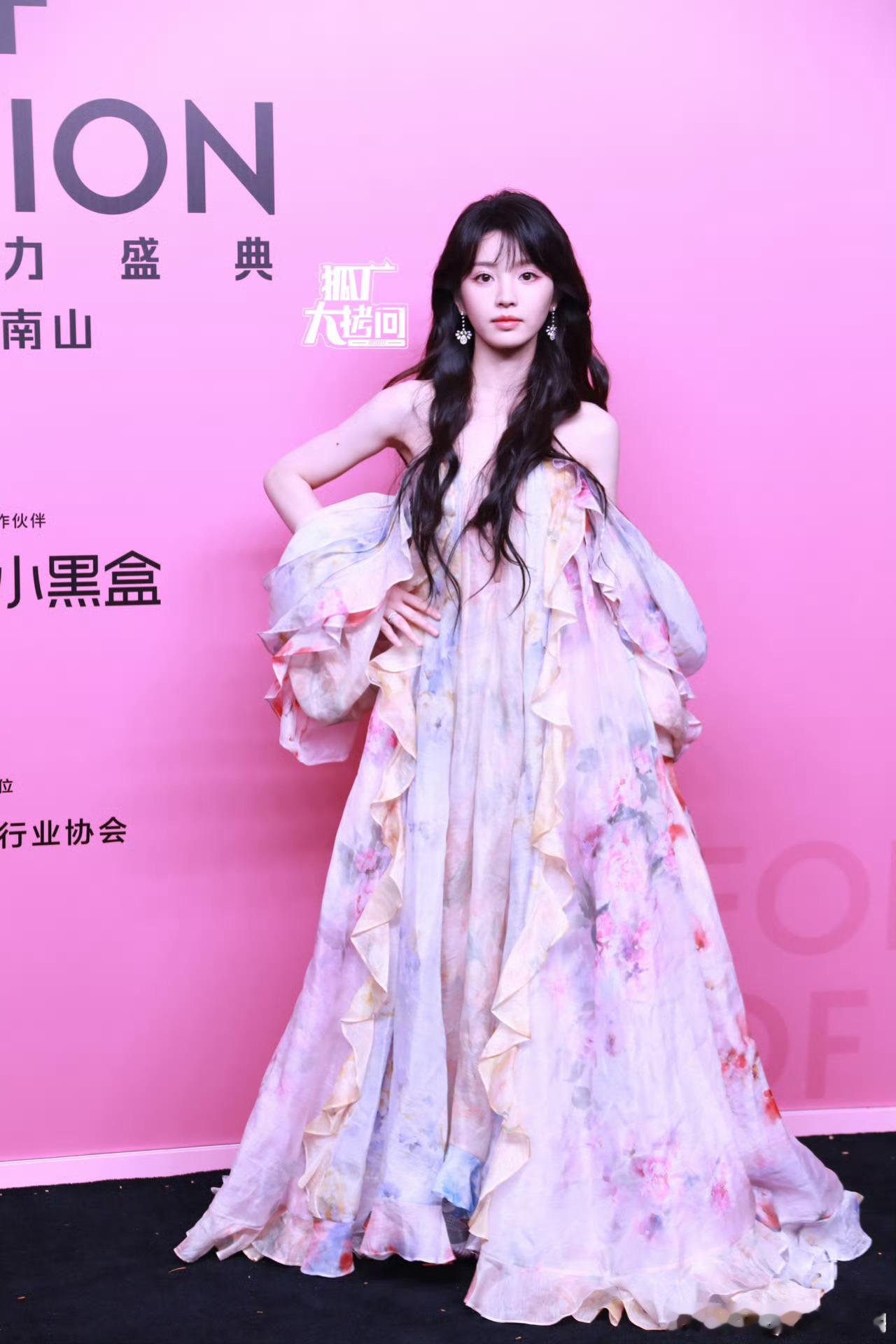 #张凌赫田曦薇逐玉组讯#这俩人古装扮相都还不错啊，粉丝一个劲的撕也没啥用…如果有