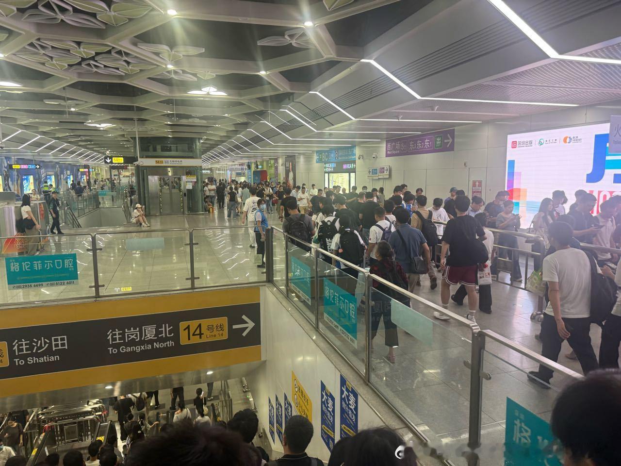深圳地铁 网友：2026-09-24，晚高峰19时余，图1:深圳地铁布吉站5号线