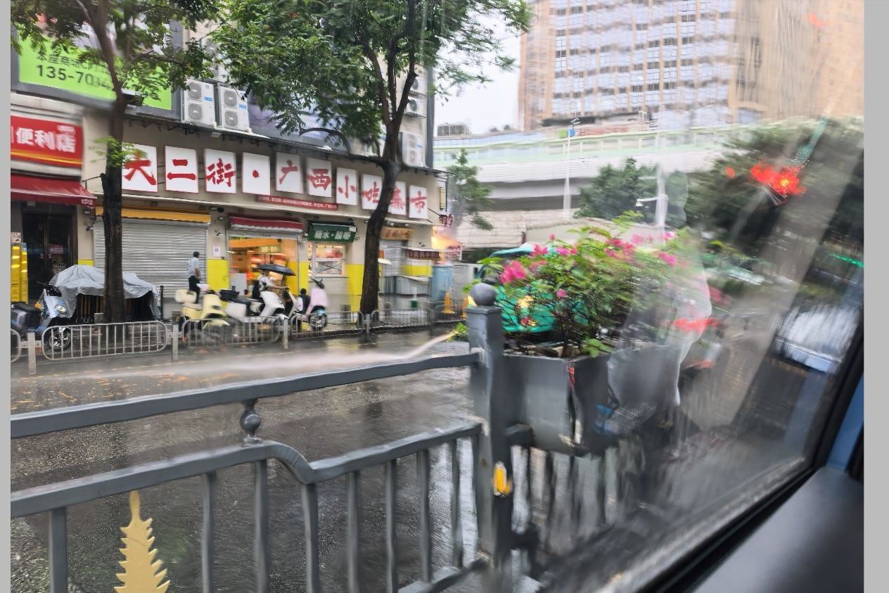 深圳暴雨 说个好玩的，路上我还看到洒水车在作业没错，就是暴雨天 