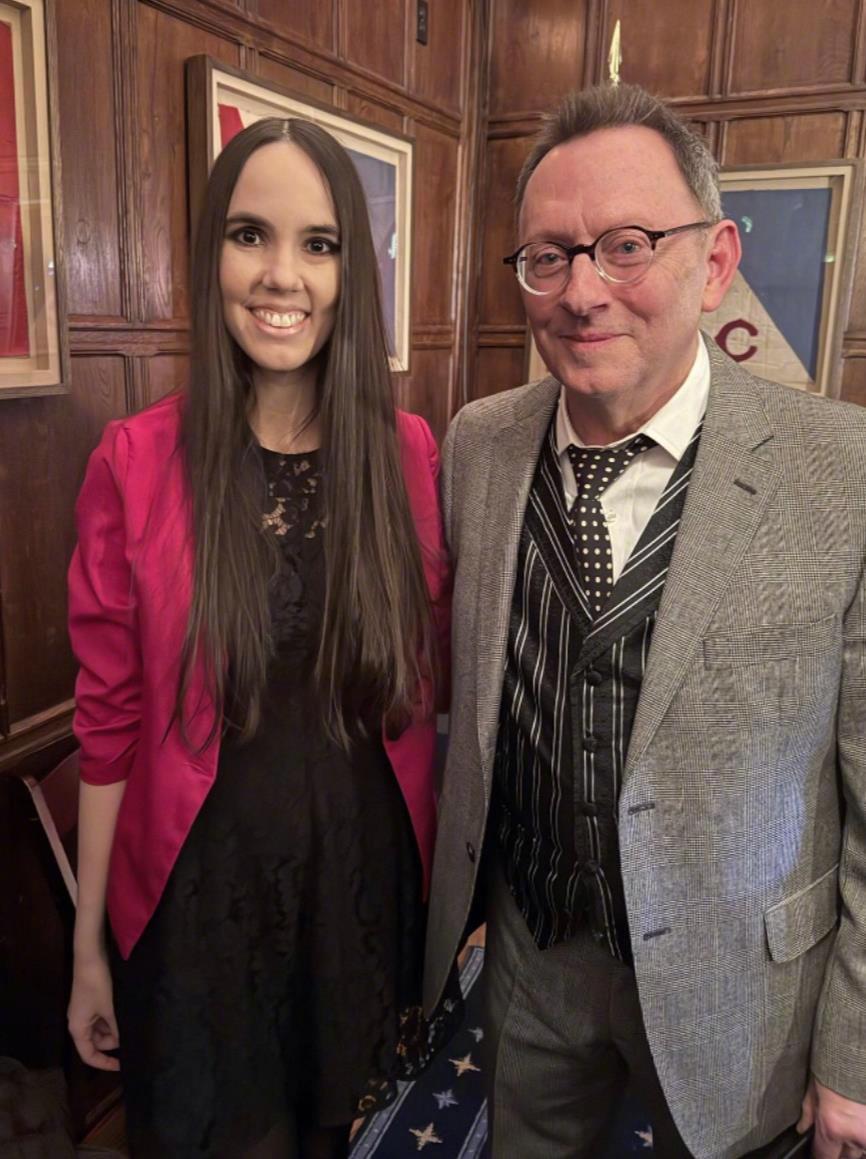 “宅总”新图~ 迈克尔·爱默生出席剧团慈善活动，现场朗读了滑稽剧《荒唐女士们》并