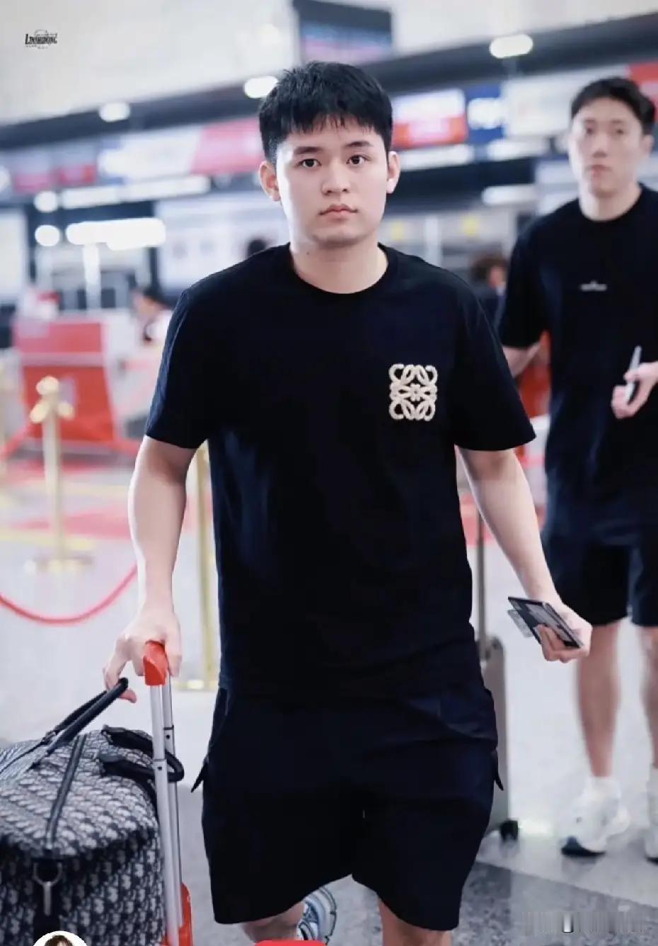 王皓带着男队出发去瑞典了。

WTT瑞典大满贯正赛8月10号挥拍，王皓今天上午领