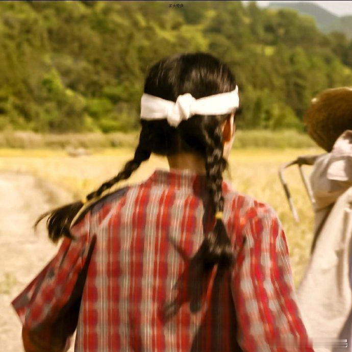 周也换夏晓兰头像😎 毫无偶像包袱说的就是周也！大胆换上夏晓兰哈哈镜搞怪头像，反