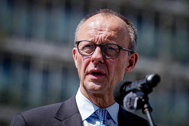 德国总理默茨访华归来，他的会议声音比以往任何时候都更大了。站在演讲台上的他，再次